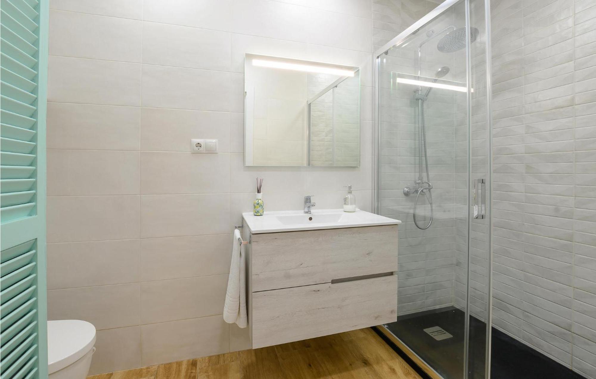 2 Bedroom Lovely In Holiday home