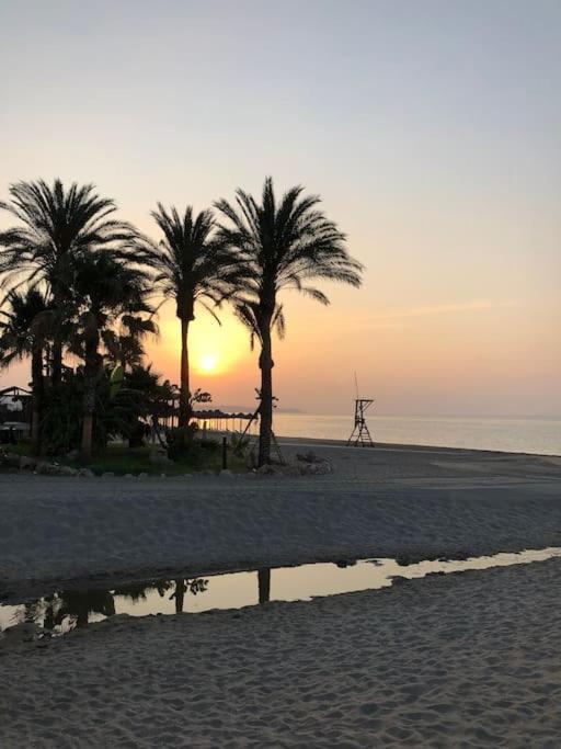 Сasa de vacaciones Nyrenoverat! Beachfront Townhouse Med Pool Málaga