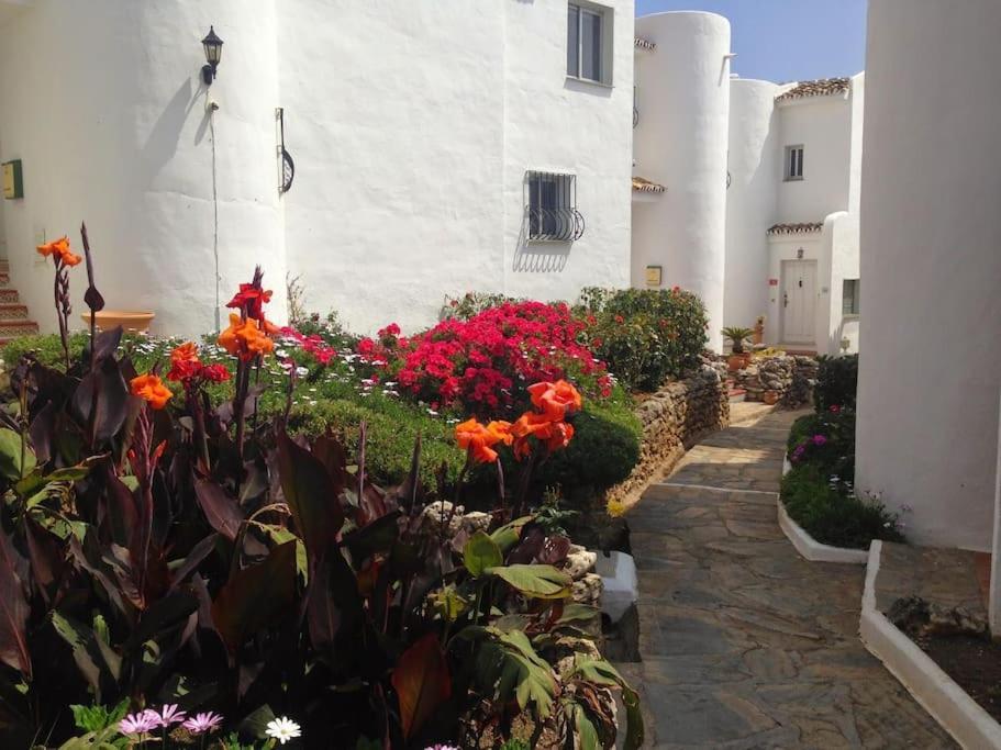 Сasa de vacaciones Nyrenoverat! Beachfront Townhouse Med Pool Málaga