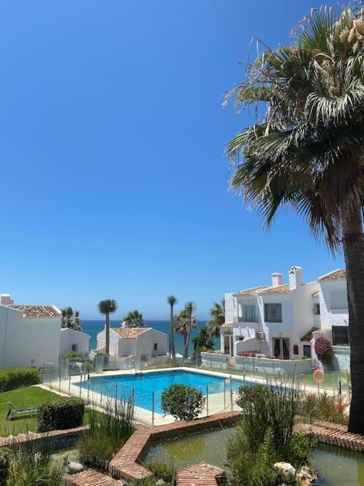 Сasa de vacaciones Nyrenoverat! Beachfront Townhouse Med Pool