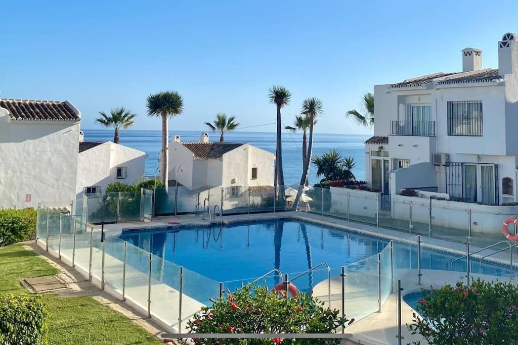 Nyrenoverat! Beachfront Townhouse Med Pool Сasa de vacaciones
