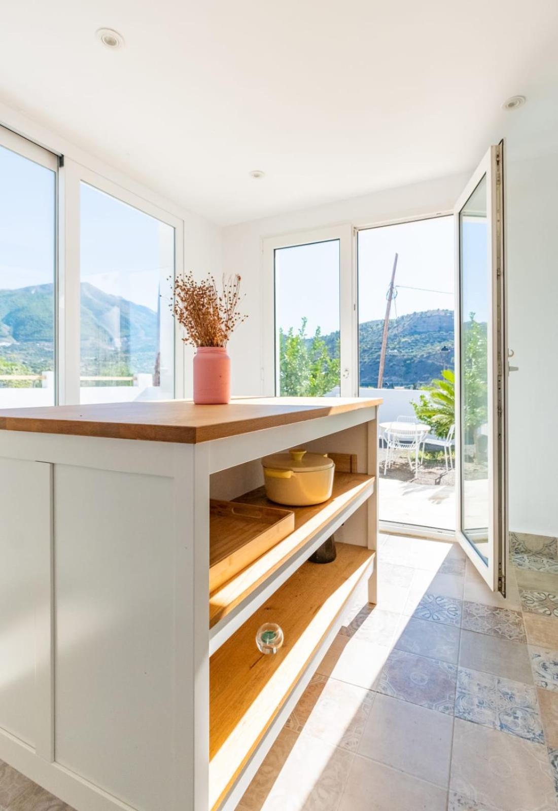 Villa Cayetana - Spacious 4-bedroom With Private Pool Terrace & Bbq