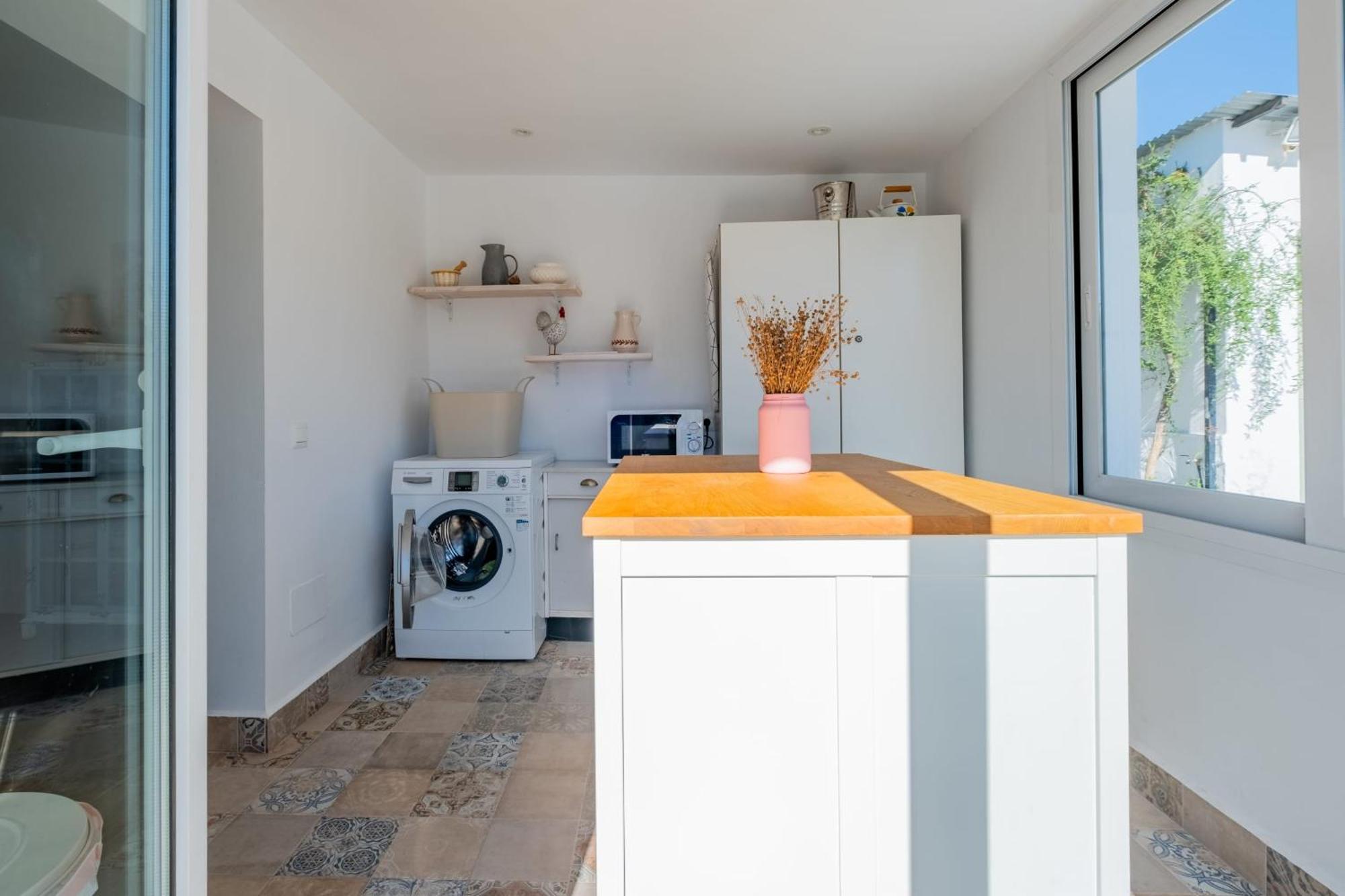 Cayetana - Spacious 4-bedroom With Private Pool Terrace & Bbq Villa