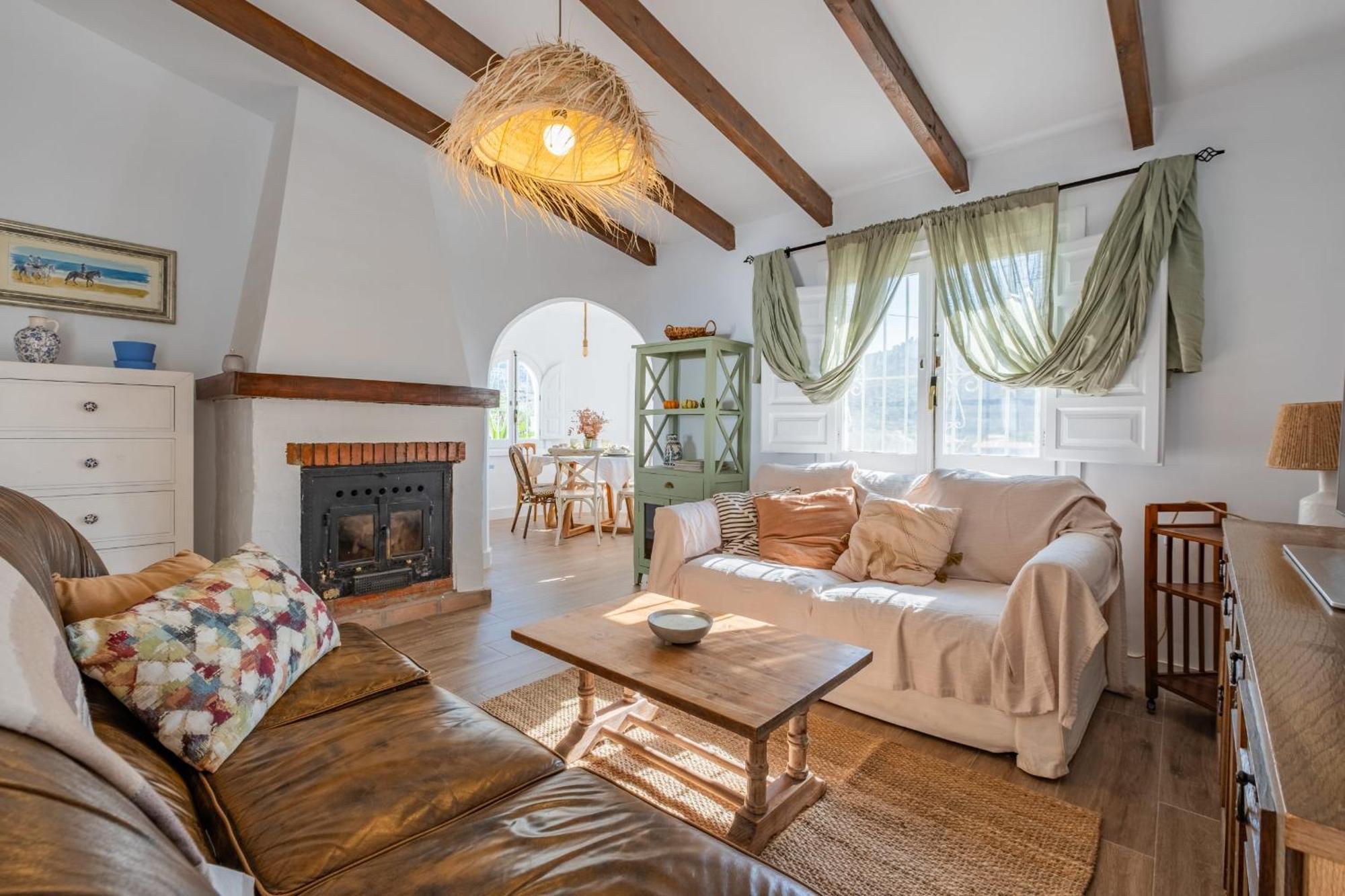 Cayetana - Spacious 4-bedroom With Private Pool Terrace & Bbq Villa *