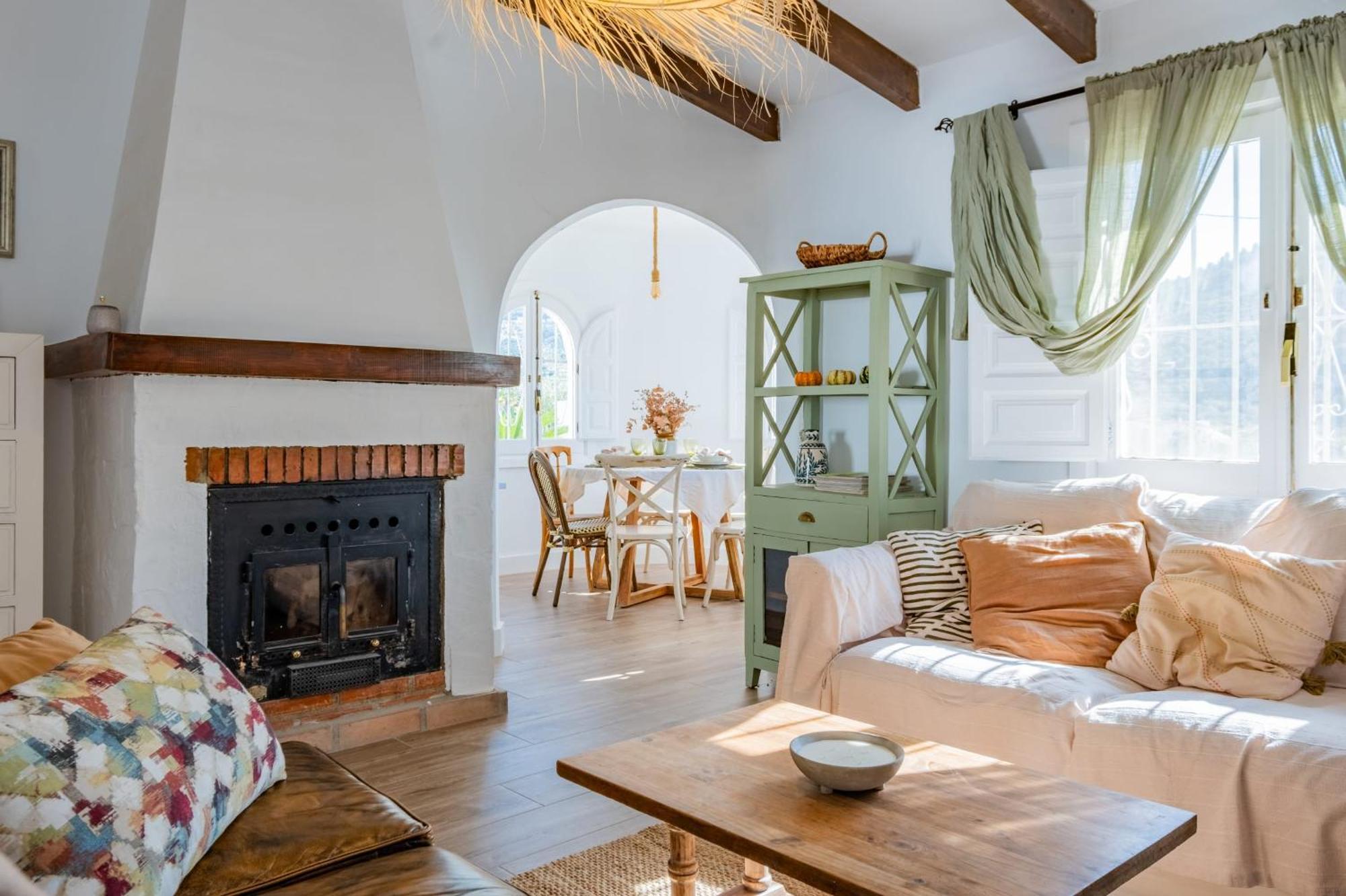 Cayetana - Spacious 4-bedroom With Private Pool Terrace & Bbq Villa *