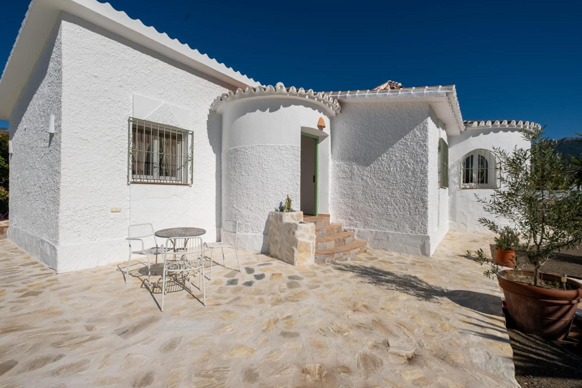 Villa Cayetana - Spacious 4-bedroom With Private Pool Terrace & Bbq