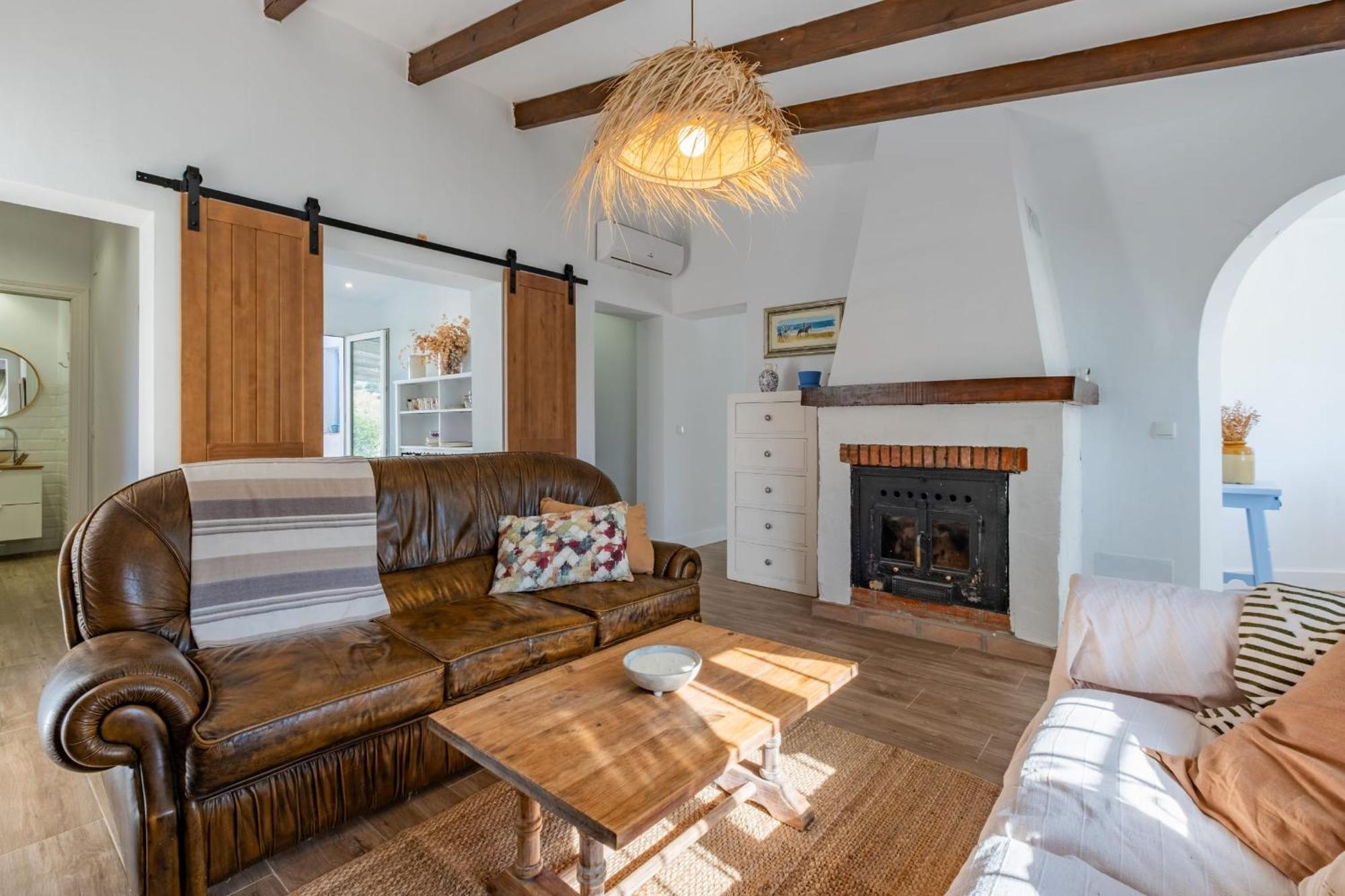 Villa Cayetana - Spacious 4-bedroom With Private Pool Terrace & Bbq *