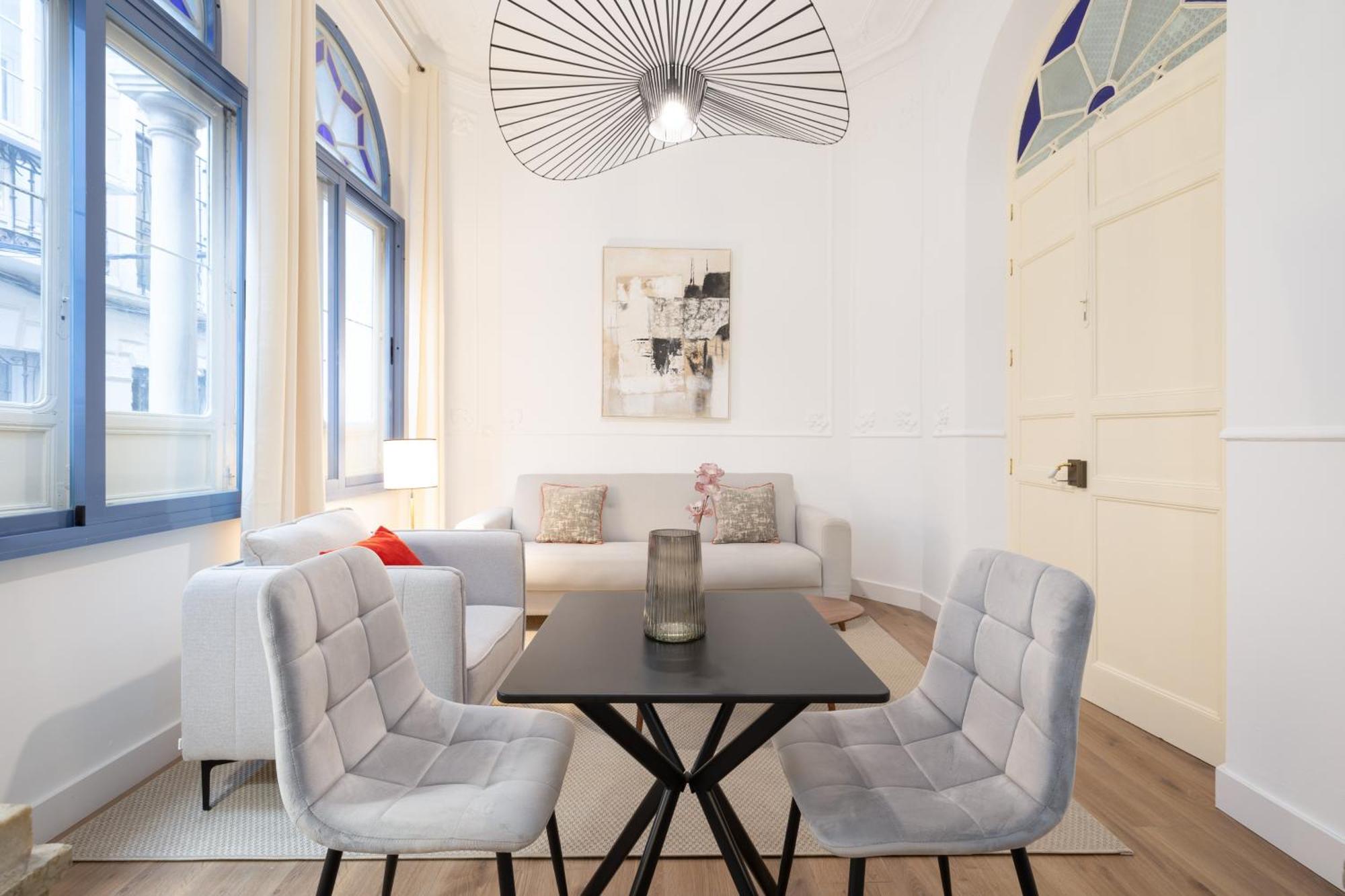 Cozy & Renovated -center Apartment