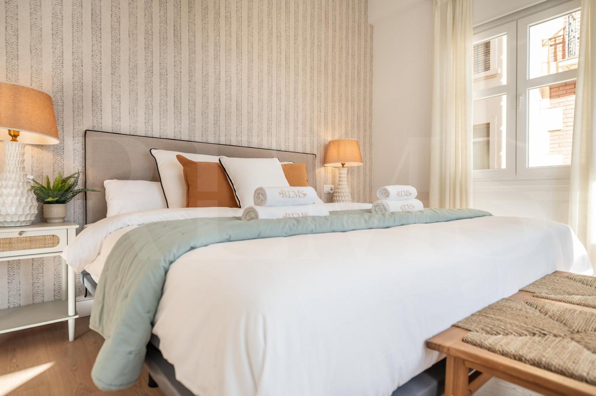 Elegant Coastal Charm With Unique Views By Rems * Málaga