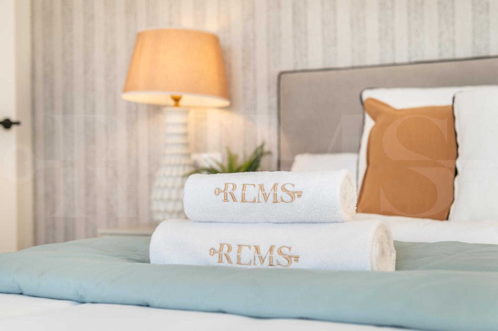 Elegant Coastal Charm With Unique Views By Rems Apartamento