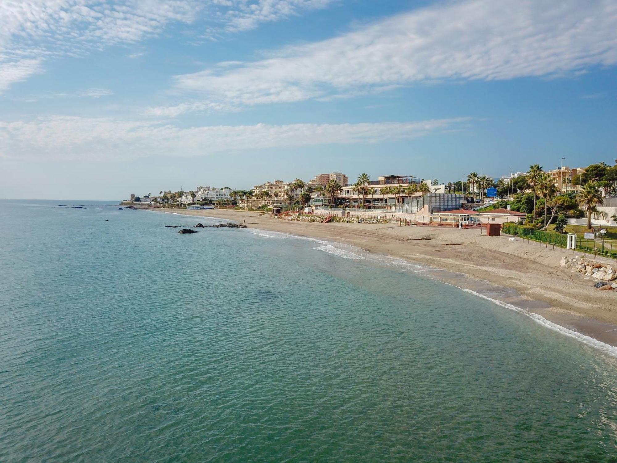 Beachfront With Terrace And Pool Apartamento Málaga