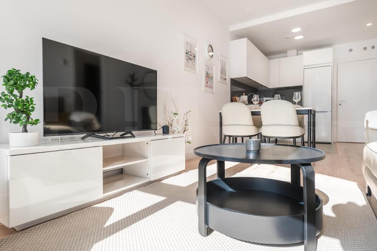 High-end 22nd Floor Apt, Views & Gym By Rems