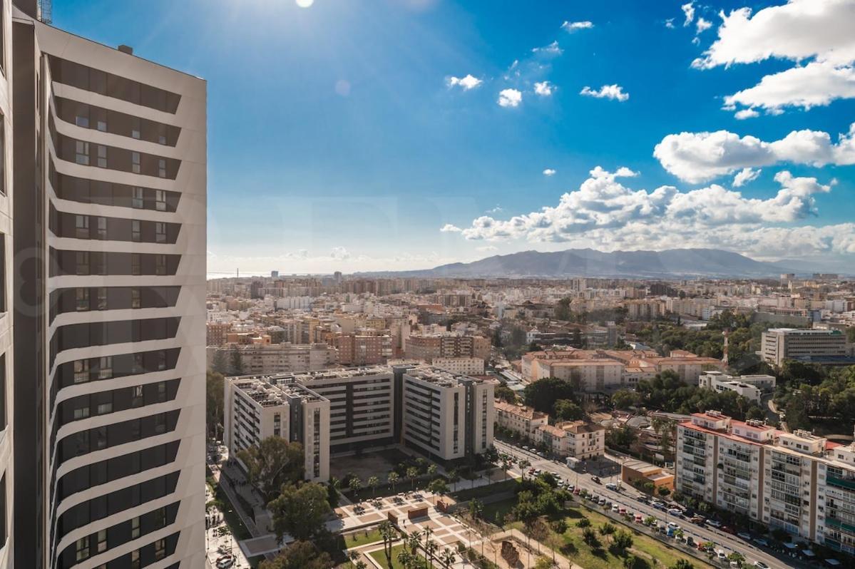 High-end 22nd Floor Apt, Views & Gym By Rems Malaga