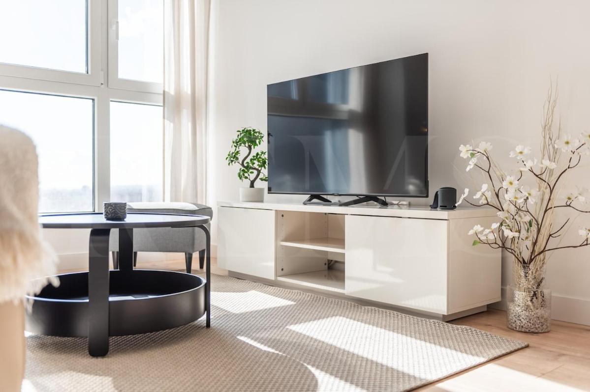 High-end 22nd Floor Apt, Views & Gym By Rems Apartment *