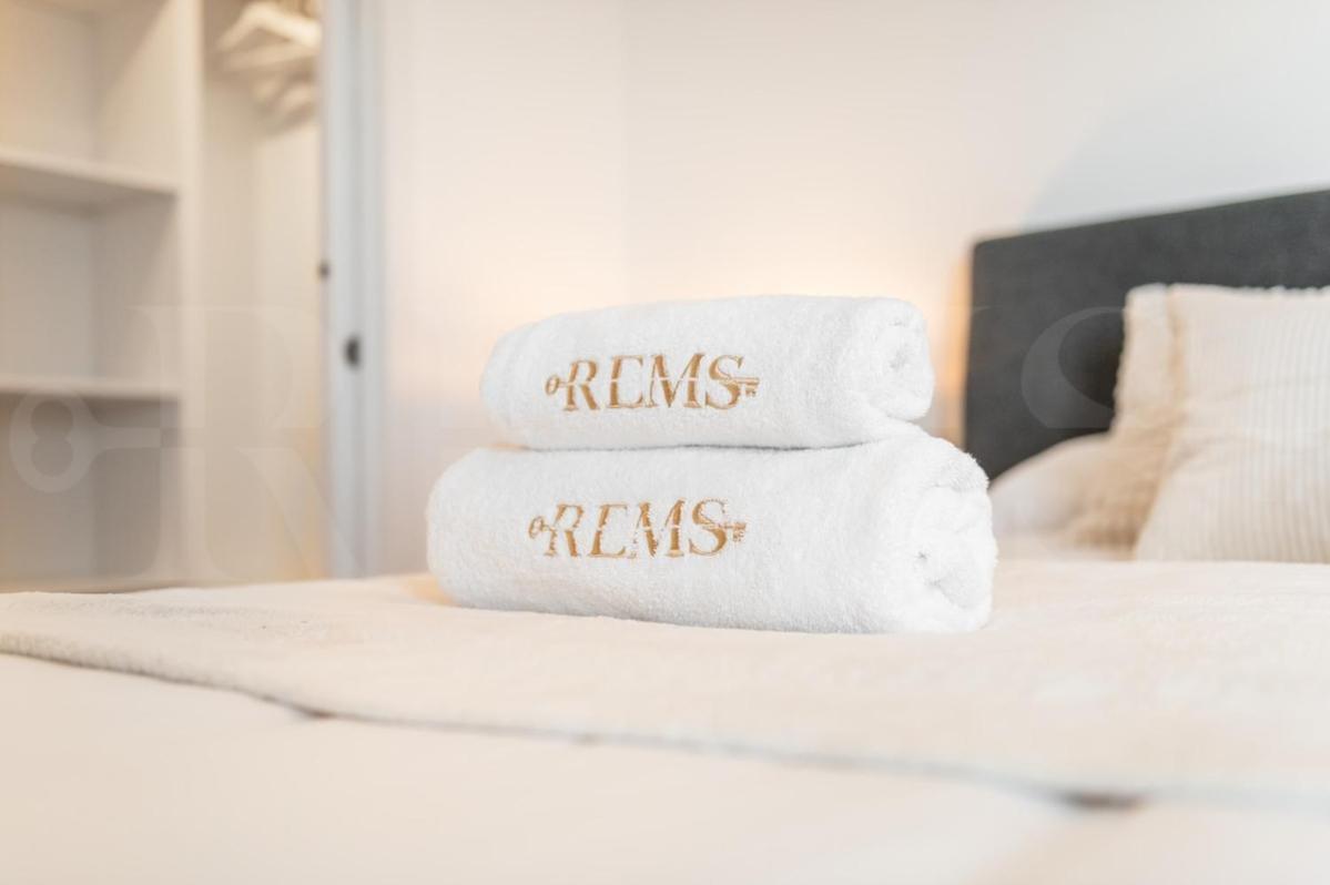 High-end 22nd Floor Apt, Views & Gym By Rems