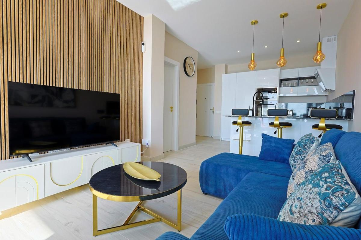 Beachfront With Terrace And Pool Apartamento