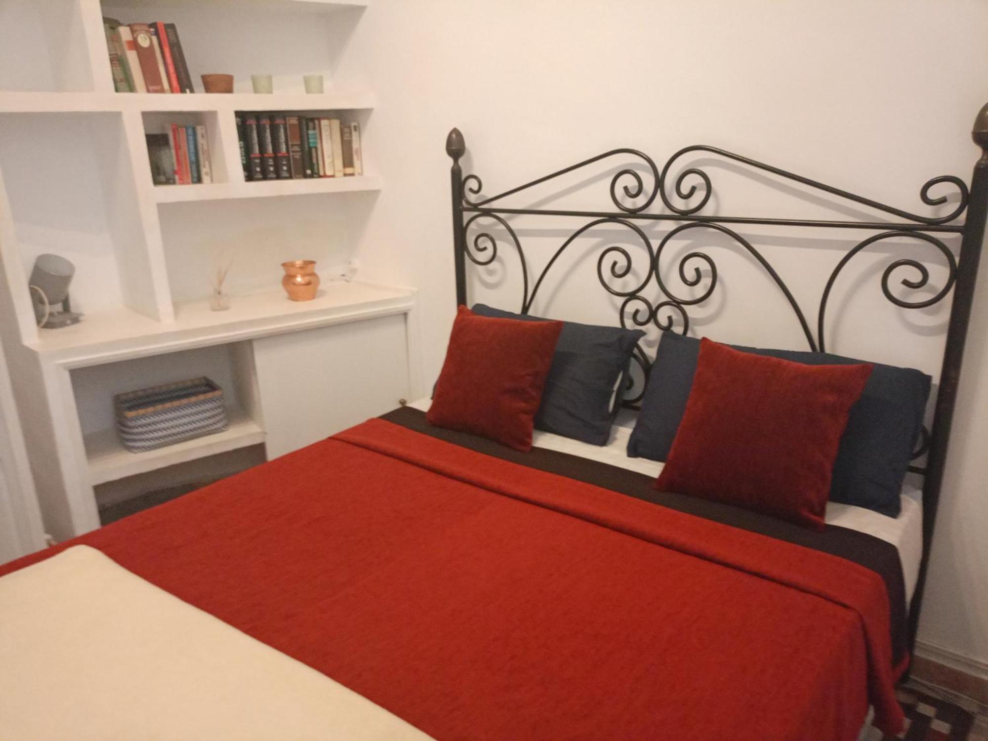 Small Stylish Room With Comfortable Queen-Size Bed In Very Large, Beautifully Decorated Shared Flat In The Historic Centre Of Malaga Privat bolig Málaga