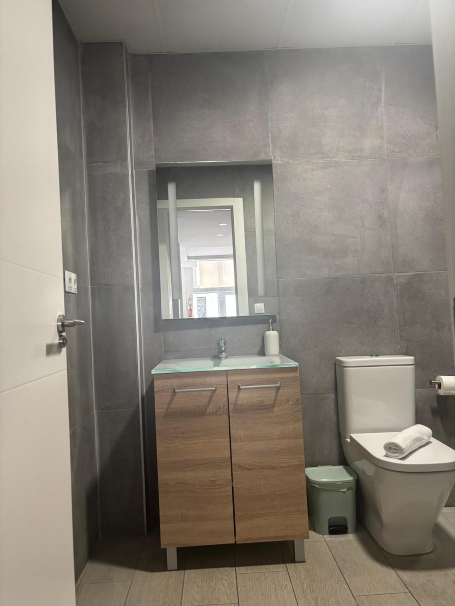 Apartamento Hermoso Piso A 3 Min De La Estacion De Bus Y Tren Ave *