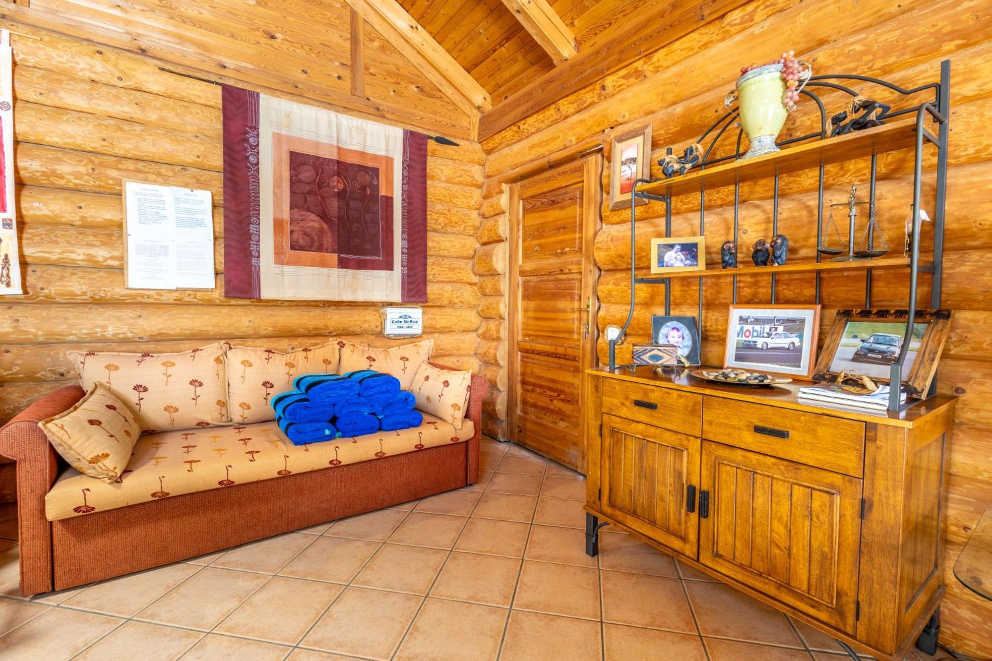 Vakantiehuis Luxurious Private Pool Hottub & Fireplace