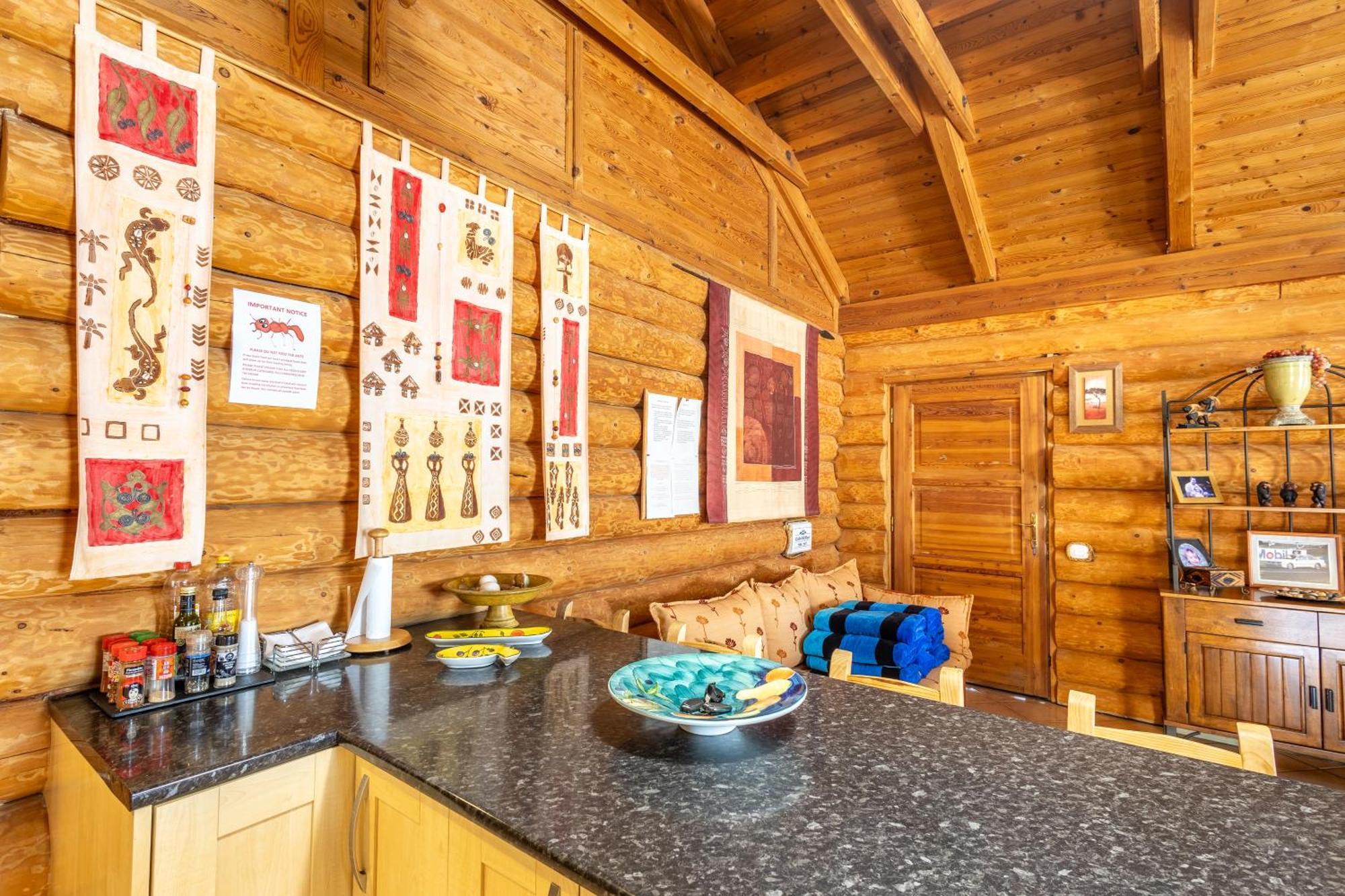 Vakantiehuis Luxurious Private Pool Hottub & Fireplace