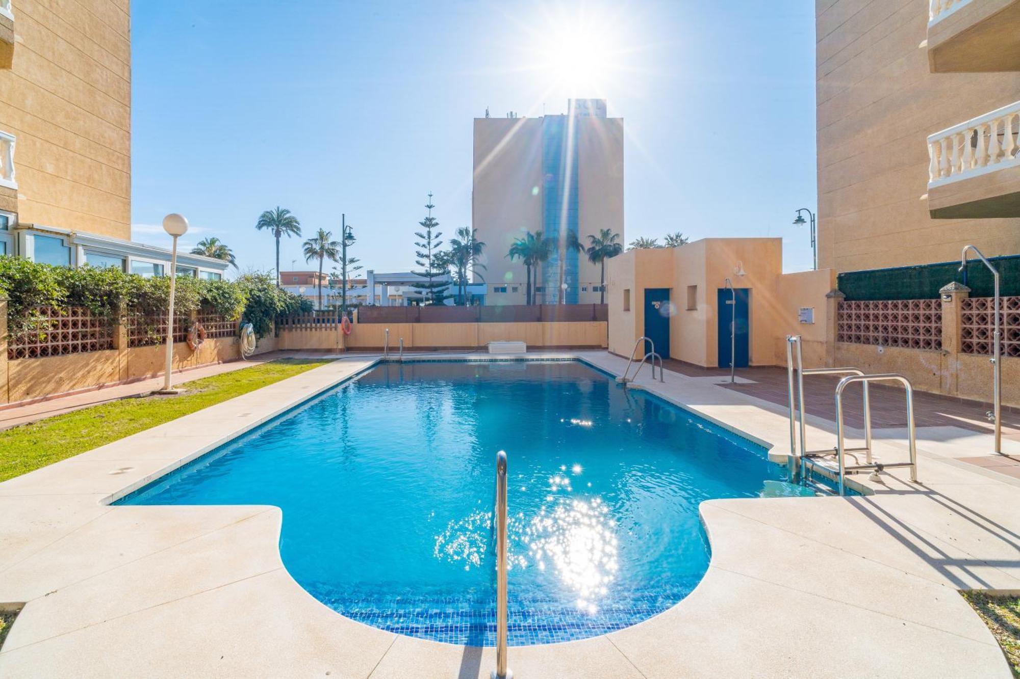 Casa Playa Guadalmar, Beautiful In Front Of The Sea, Wifi, Ac, Smart Tv, Private Parking Appartamento