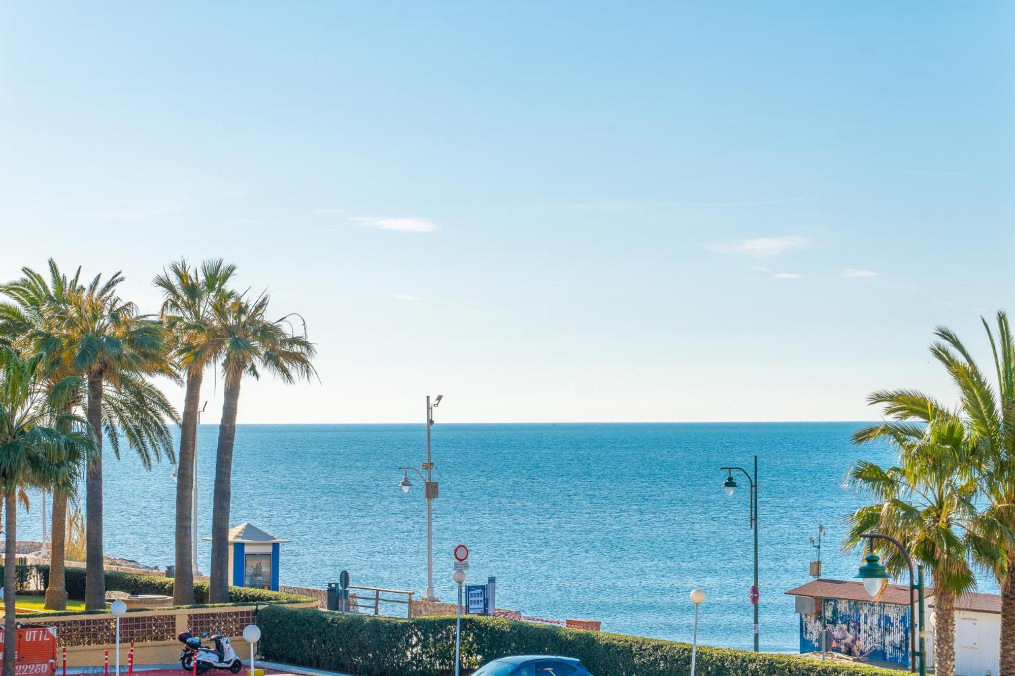 Appartamento Casa Playa Guadalmar, Beautiful In Front Of The Sea, Wifi, Ac, Smart Tv, Private Parking *