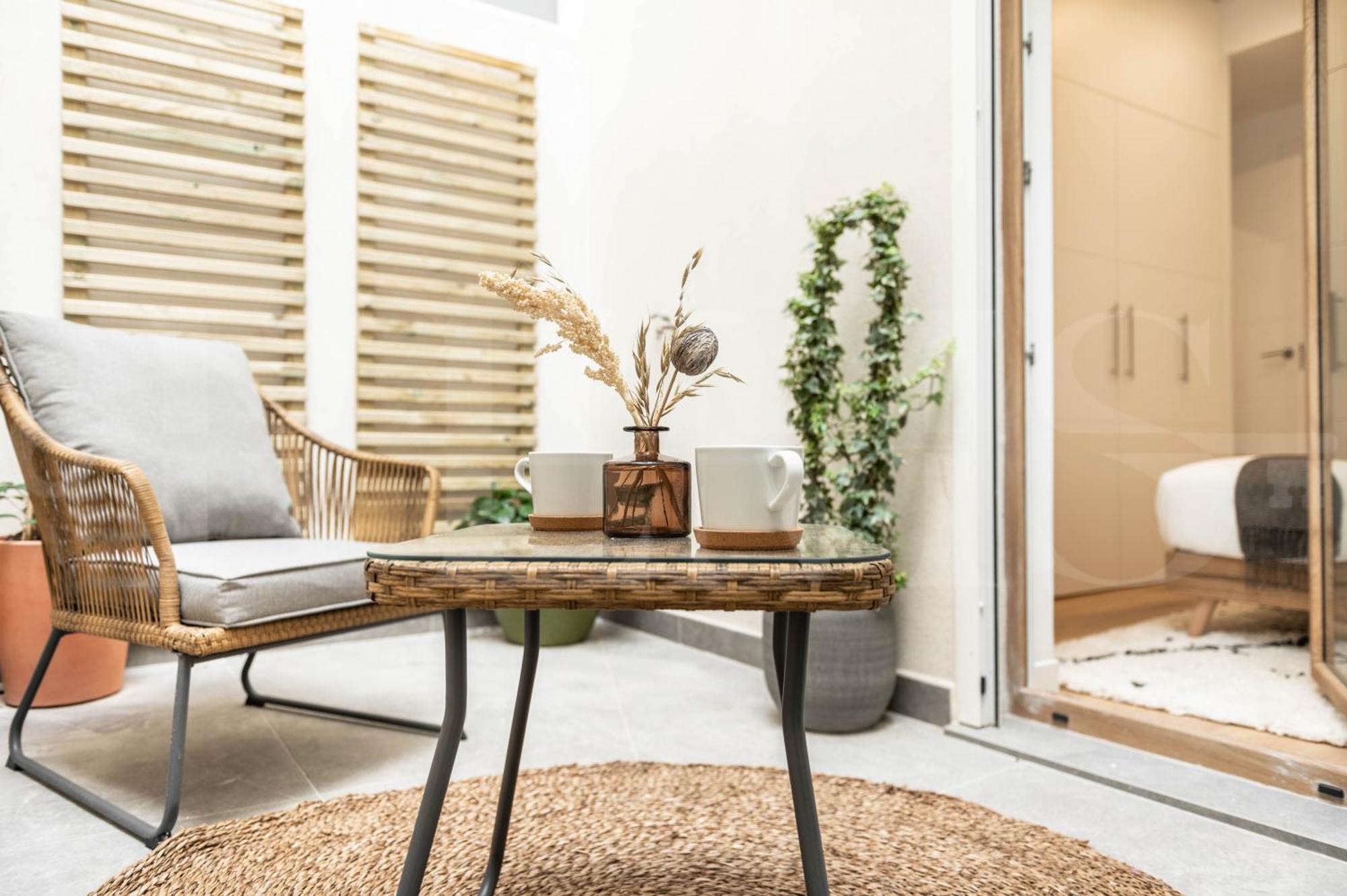 Calm With Private Patio By Rems Apartment *