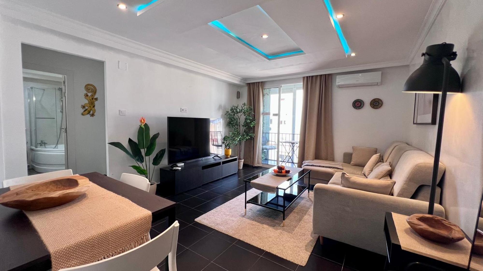 Apartment Cool, Modern And Snug 3br Peachy Malaga