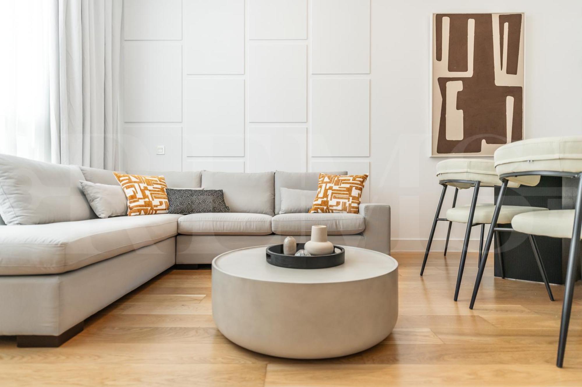 Artistic And Spacious By Rems