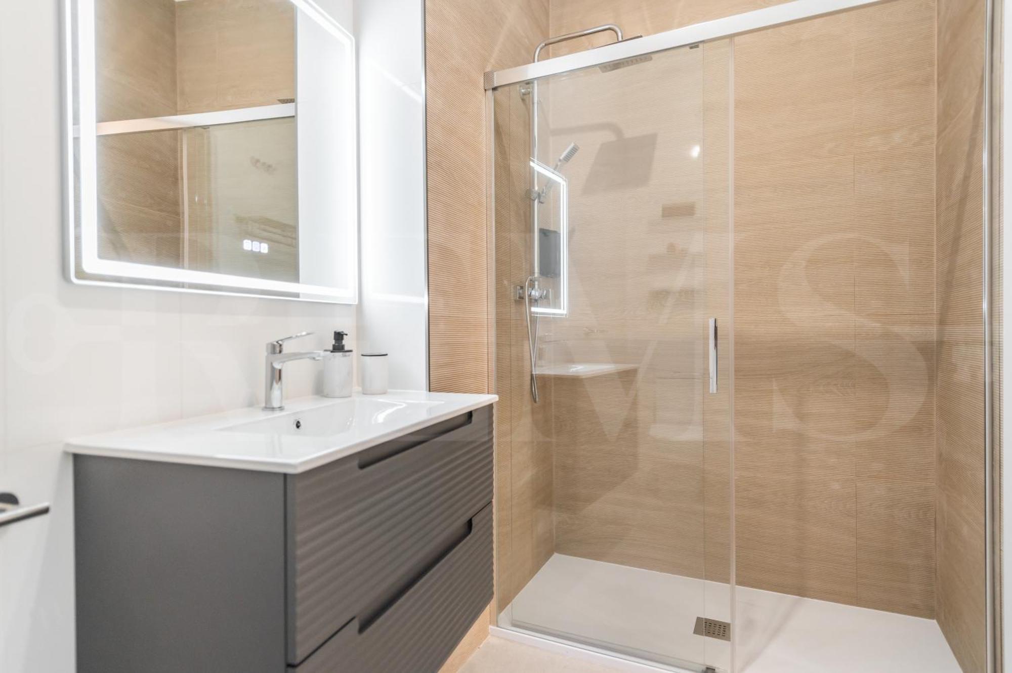 Artistic And Spacious By Rems Apartamento