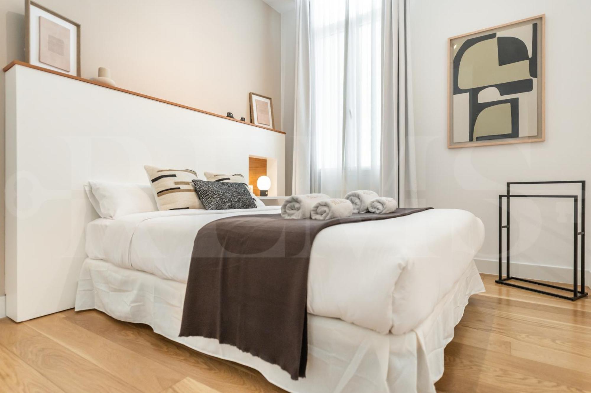 Artistic And Spacious By Rems *