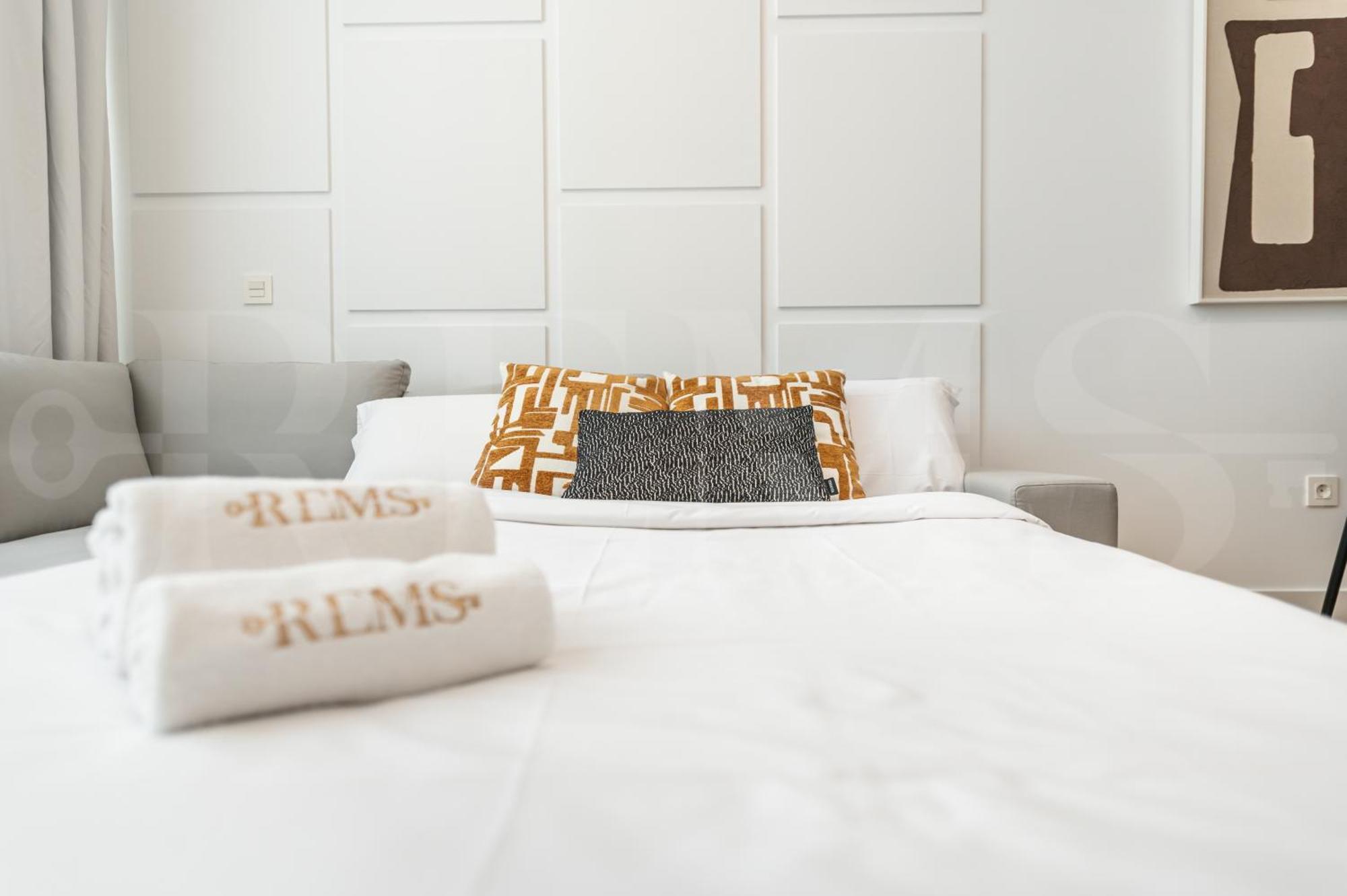 Artistic And Spacious By Rems Málaga
