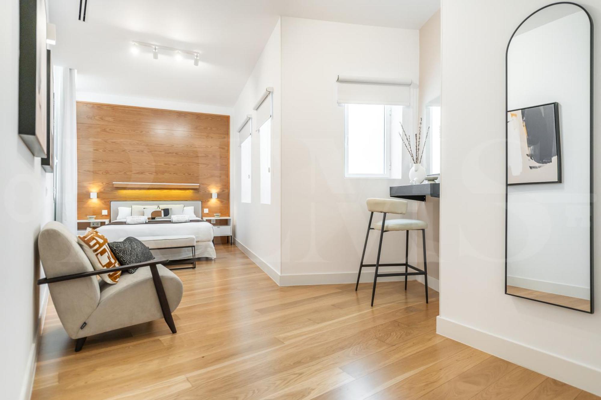 Artistic And Spacious By Rems *