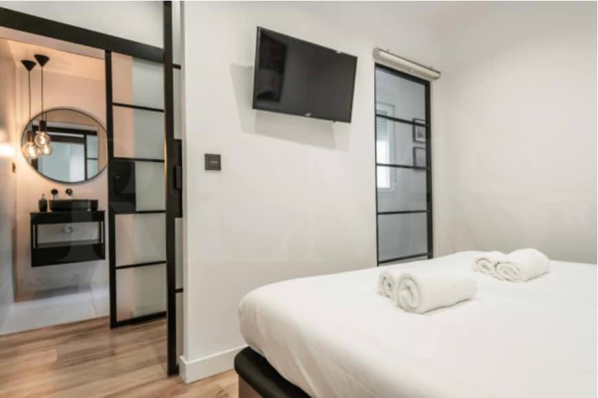 Appartement In Center Of With Interior Patio *