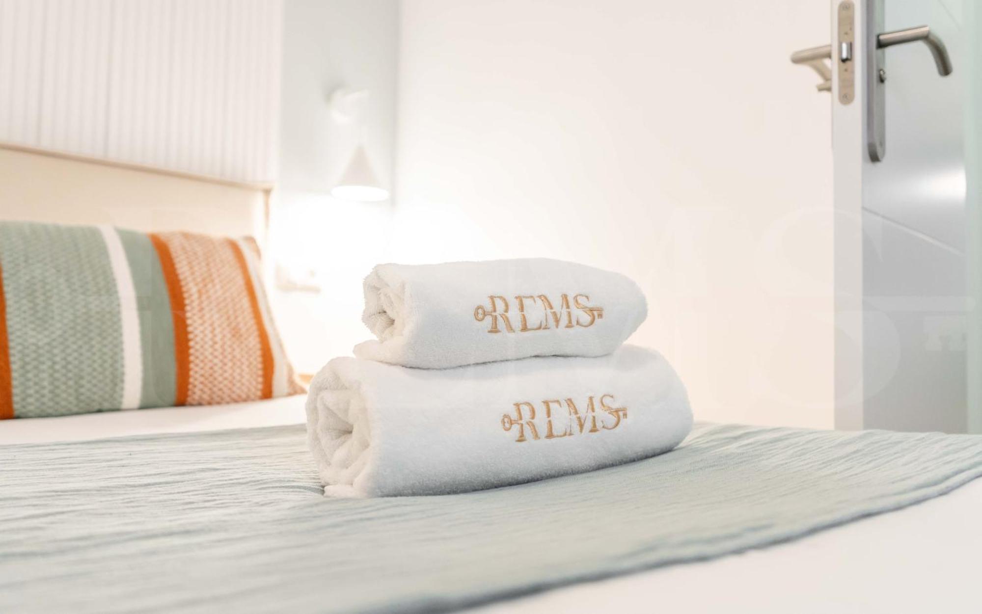 Apartamento Peaceful With A Private Patio By Rems
