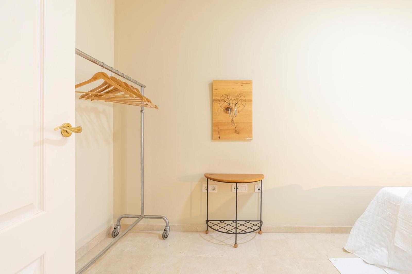 New Gr0-flat With Private Backyard In Center *
