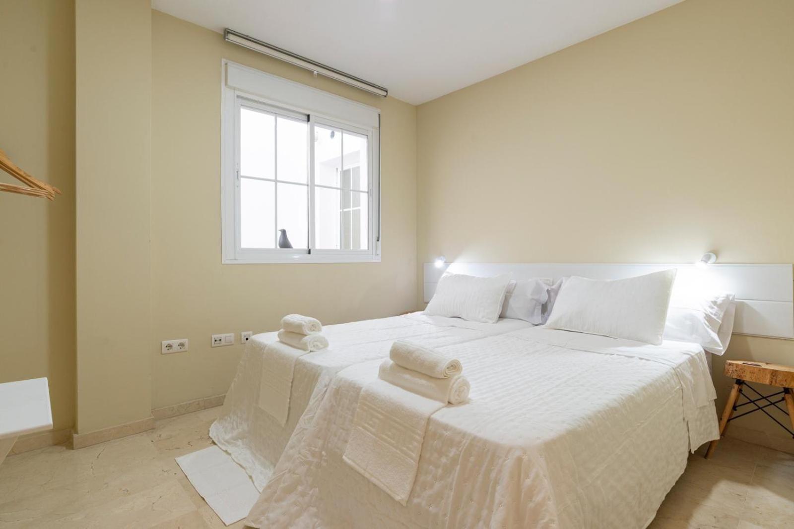 New Gr0-flat With Private Backyard In Center *