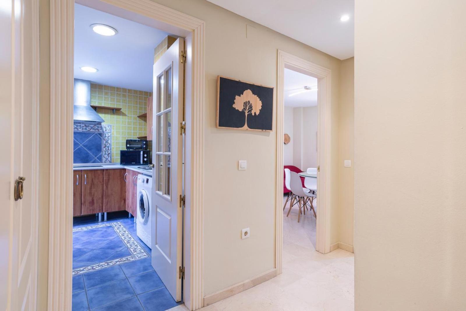 New Gr0-flat With Private Backyard In Center *