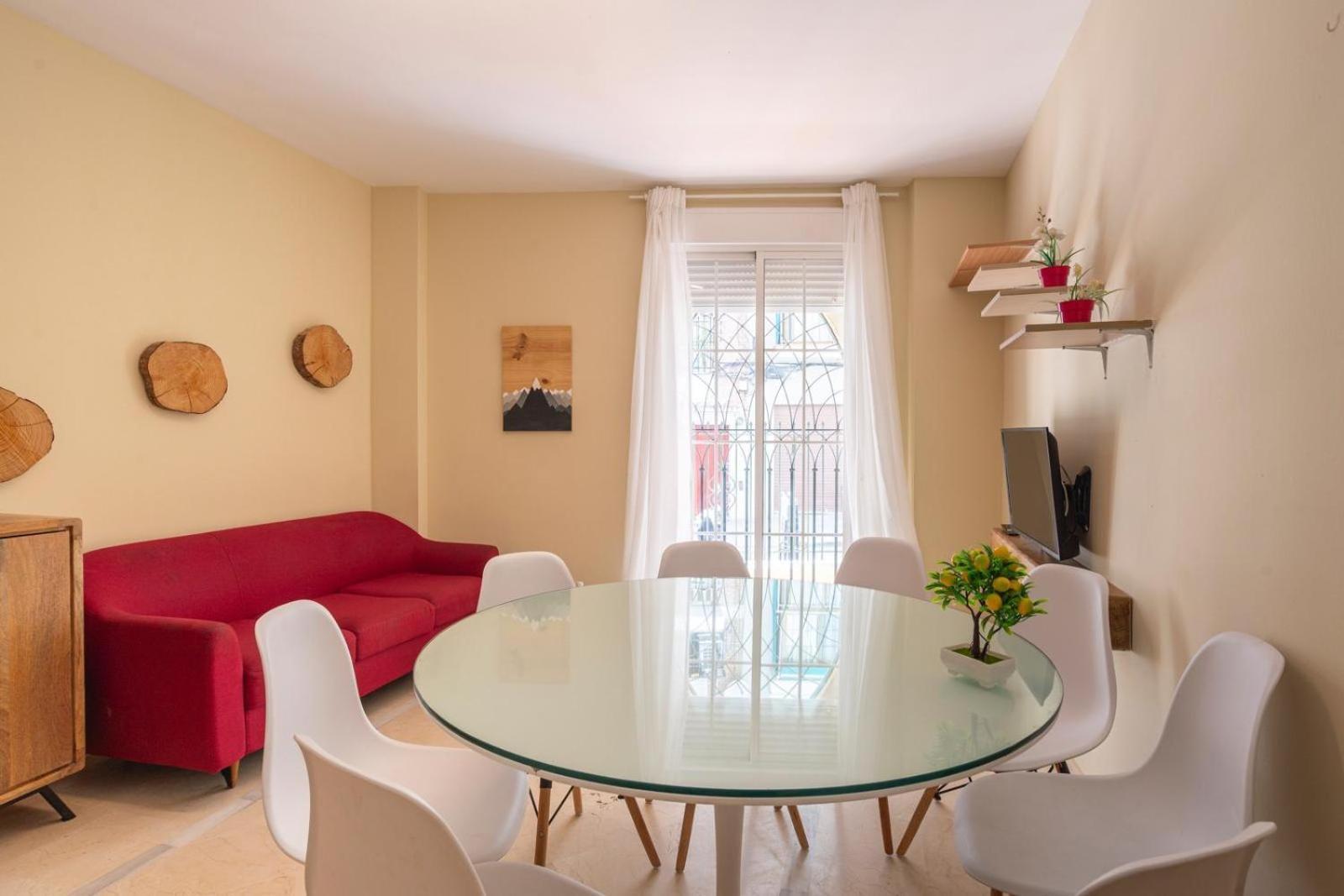 New Gr0-flat With Private Backyard In Center *