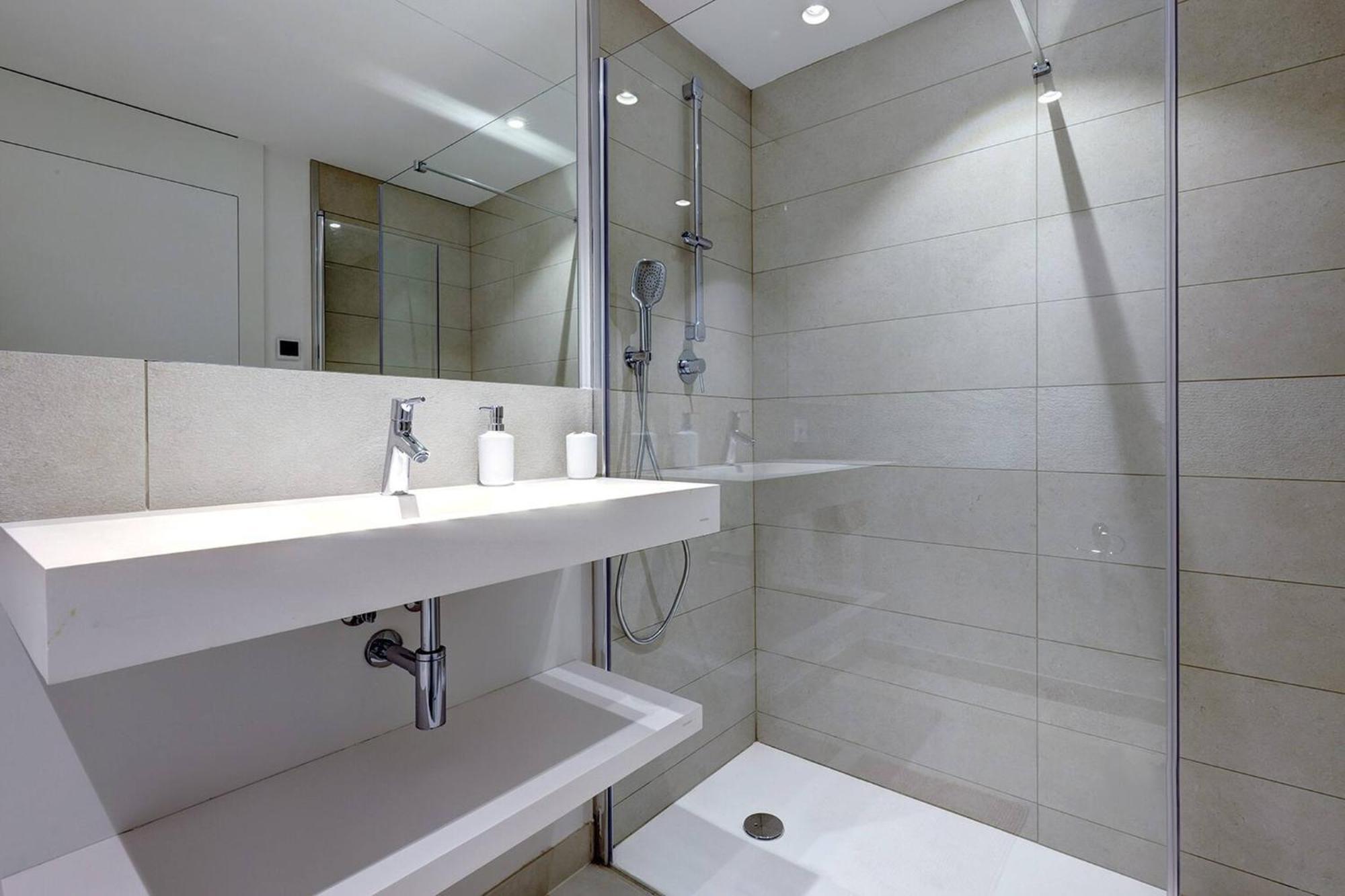 092 - Modern, Spacious El Higueron With Private Garden & Bbq Leilighet