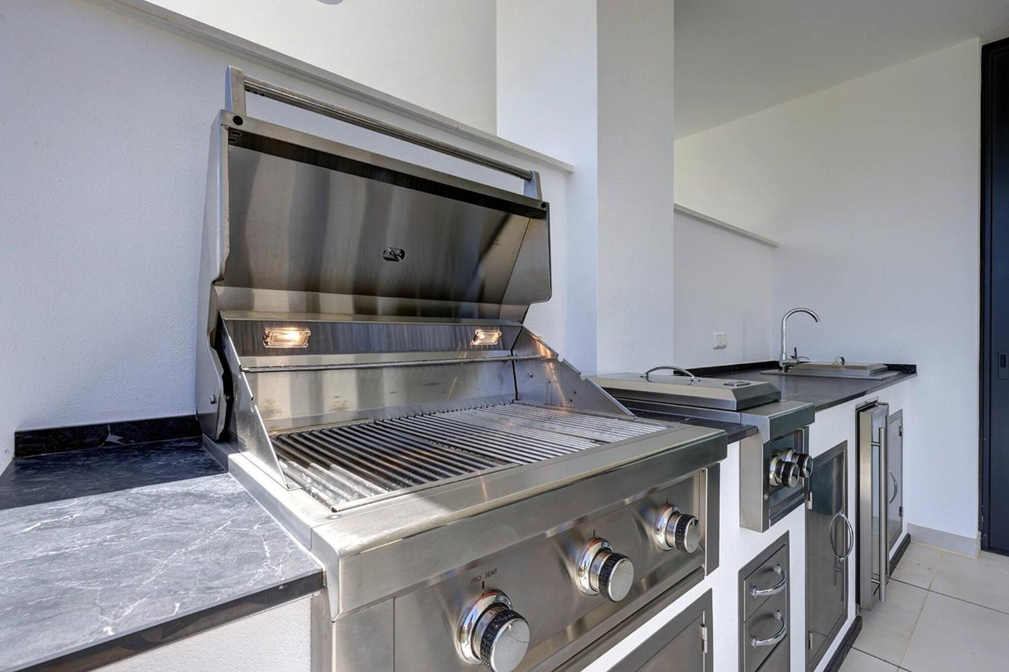 Leilighet 092 - Modern, Spacious El Higueron With Private Garden & Bbq *