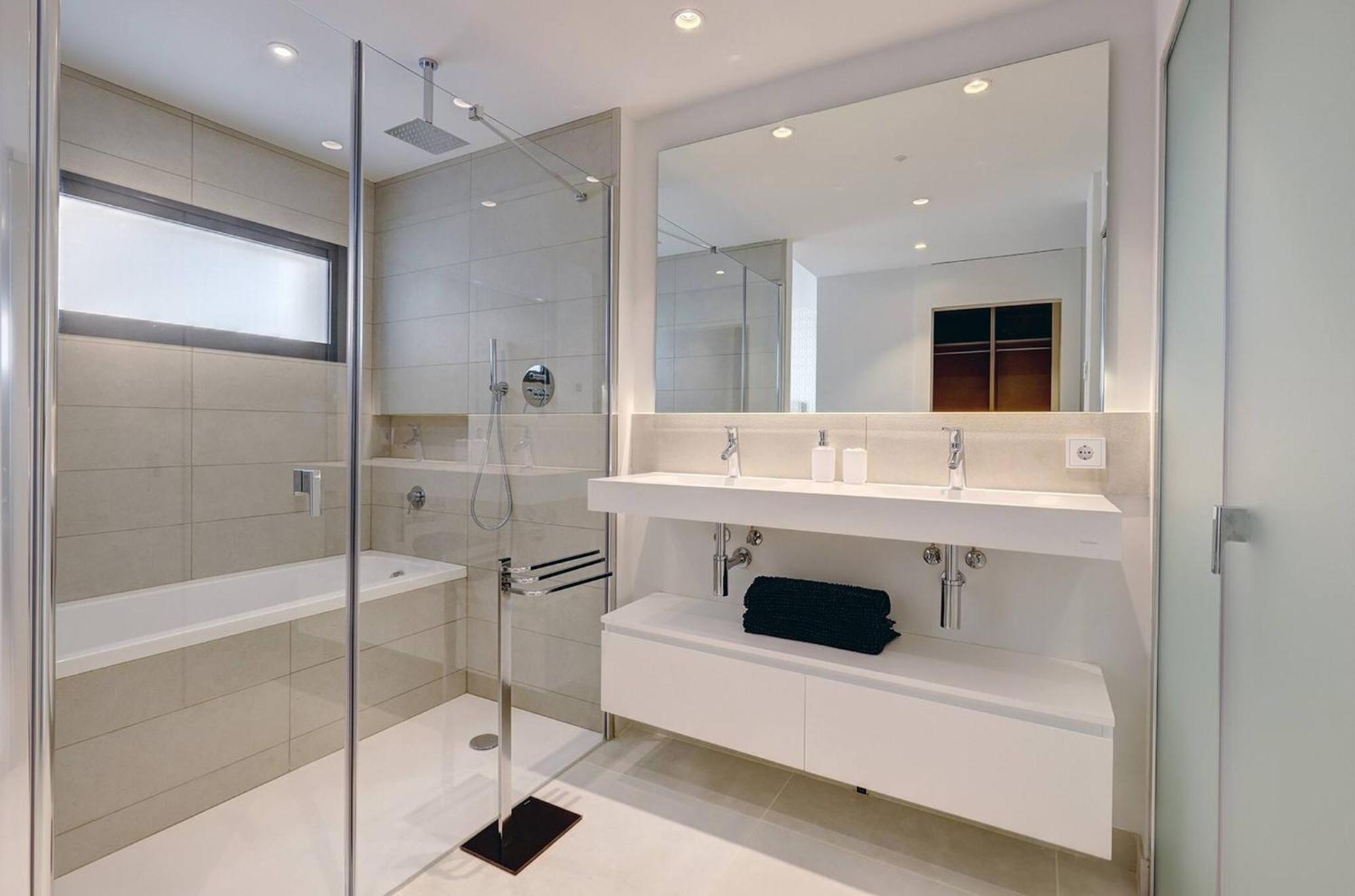 092 - Modern, Spacious El Higueron With Private Garden & Bbq