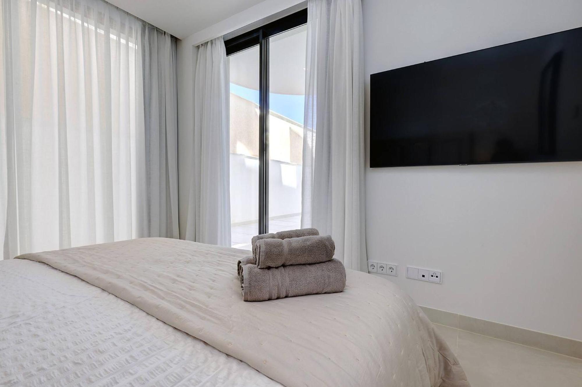 092 - Modern, Spacious El Higueron With Private Garden & Bbq Leilighet *