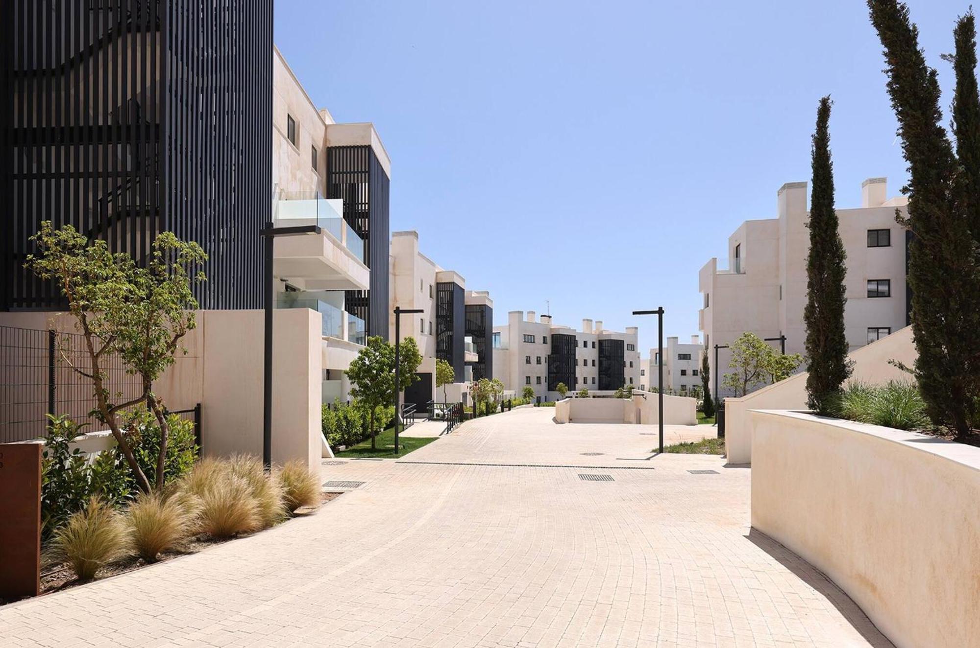 092 - Modern, Spacious El Higueron With Private Garden & Bbq *