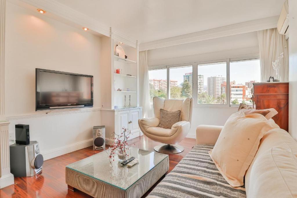 Big Apartment, Close To Train Station Apartamento