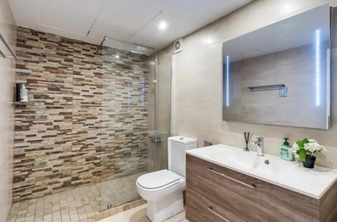 Séjour chez l'habitant Bedroom, With A Share Bathroom In A Place Málaga