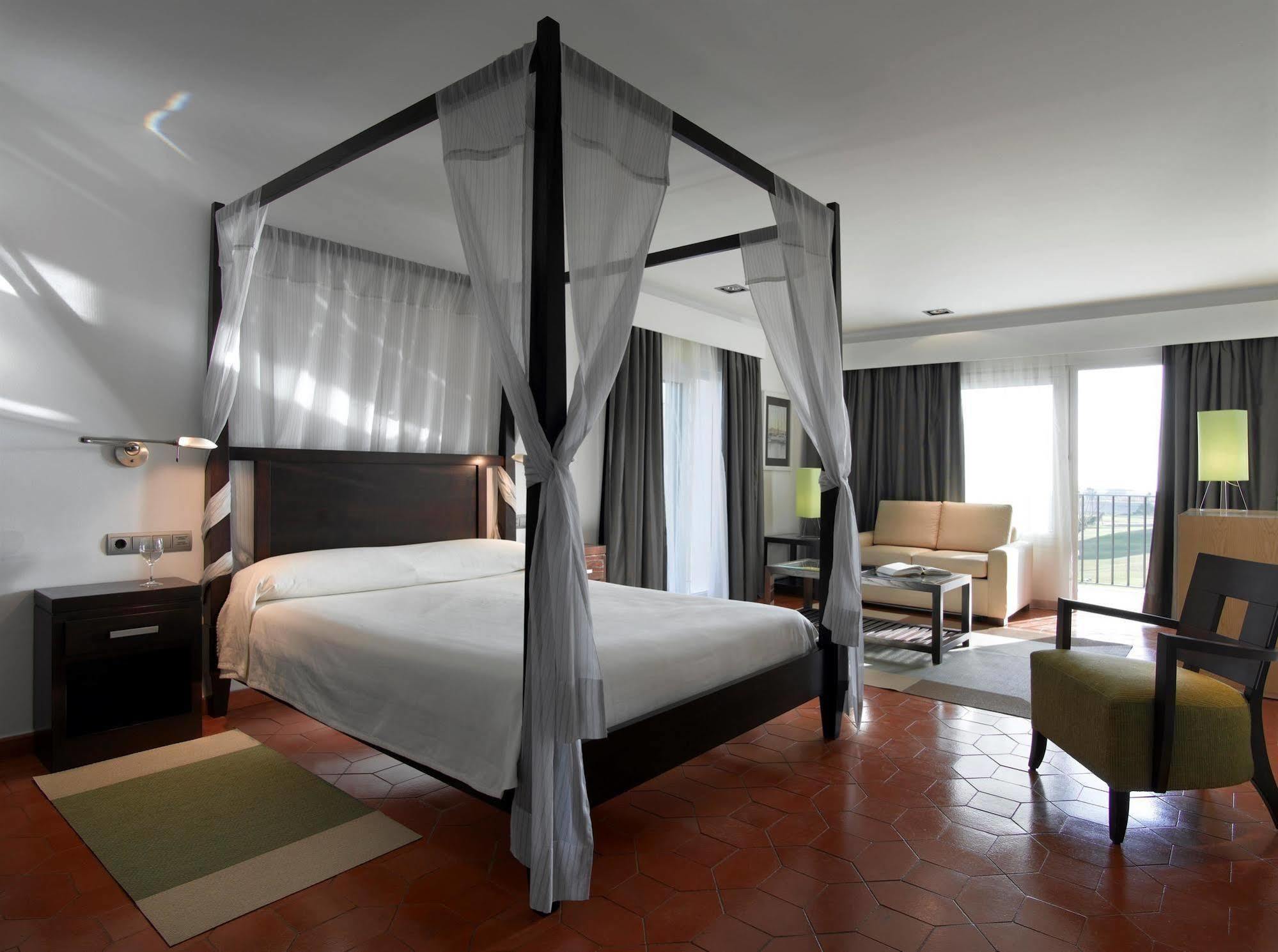 Hotell De Golf 4*