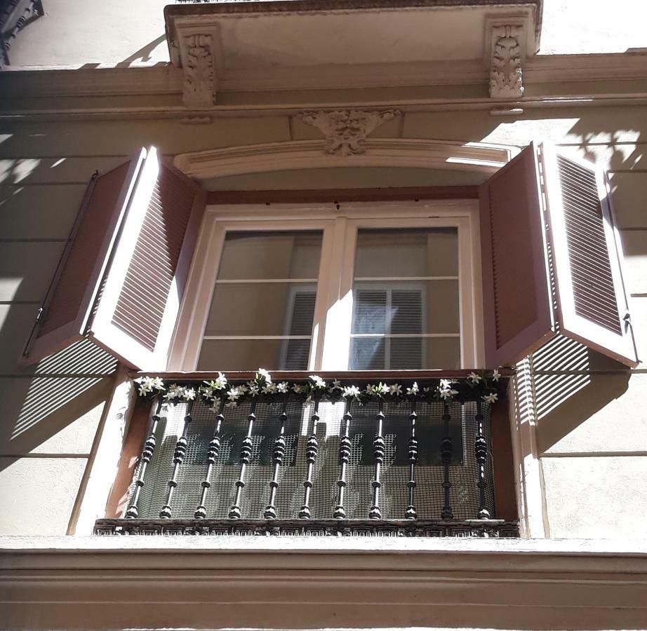 Appartement & Away In The Heart Of Historical Town Of *