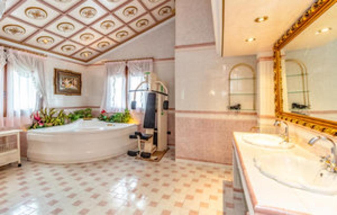 Villa With Private Pool,near The , Bbq, Wifi *