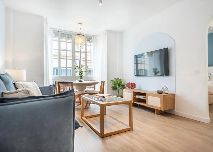 Chic Quiet Apartment Near The Center By Rems